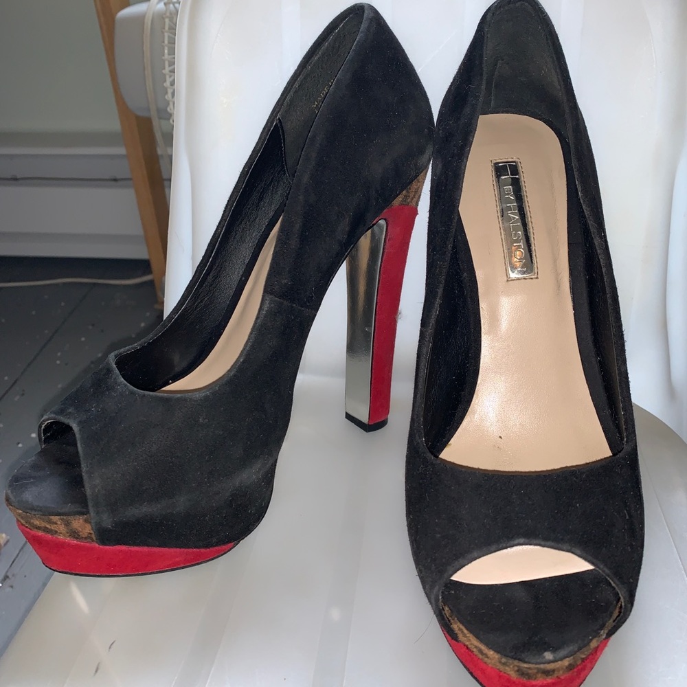 ✨H by Halston pumps with red and animal print ✨